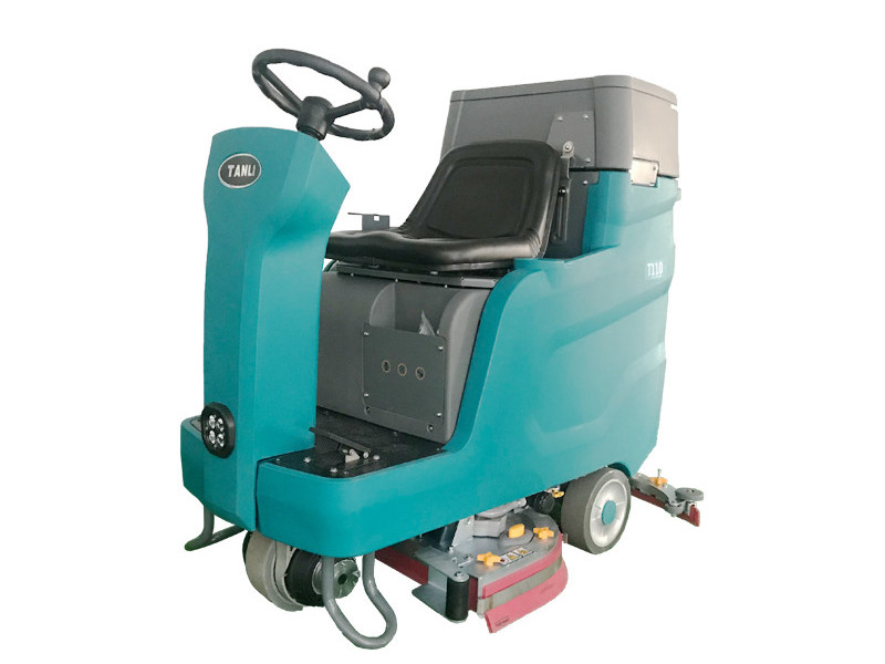 駕駛式洗地機(jī)省時(shí)又省力，值得推薦