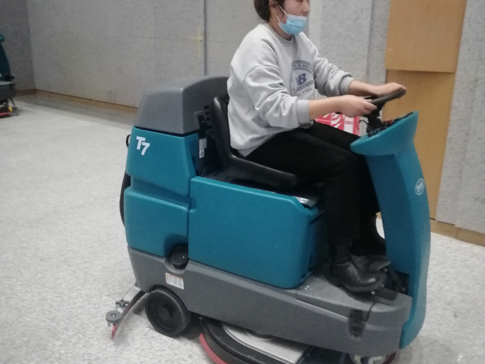 駕駛式洗地機，工廠車庫的清潔設(shè)備好選擇