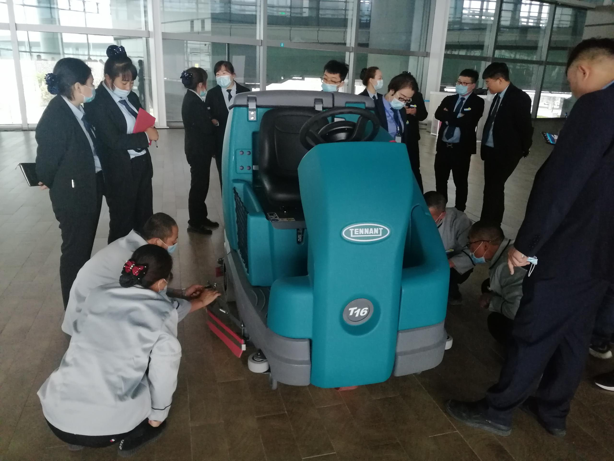 駕駛式洗地機(jī)優(yōu)勢(shì)有哪些？