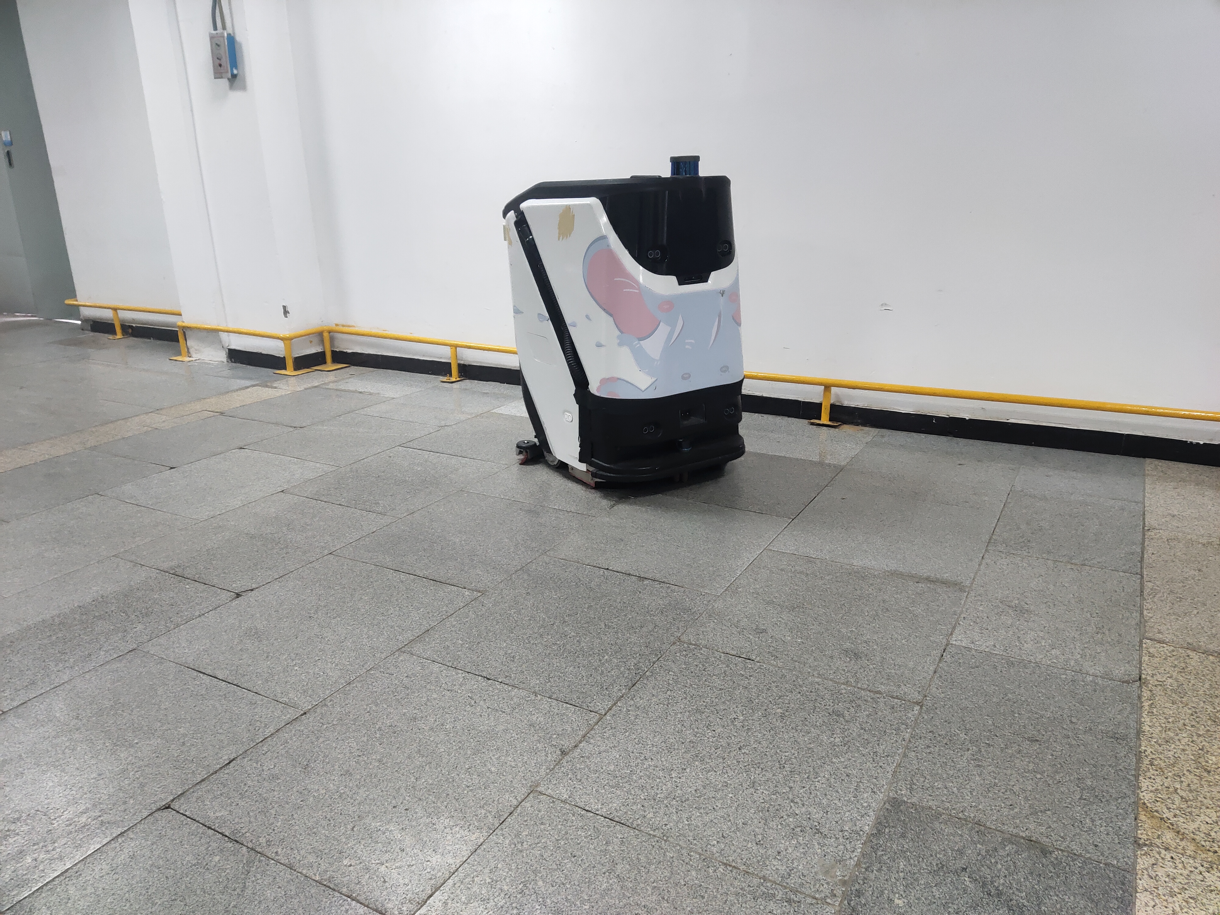 顛覆認(rèn)知！一臺(tái)工業(yè)洗地機(jī)器人，輕松搞定 3 萬平車間地面清潔