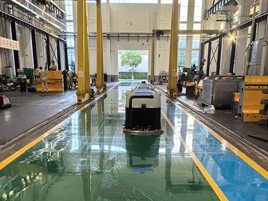 買工業(yè)大型掃地機器人只看價格？小心被坑，這些要點必知