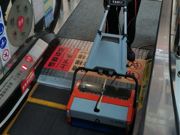 站著就能“輸出”？來(lái)看這場(chǎng)商超自動(dòng)扶梯清潔大作戰(zhàn)