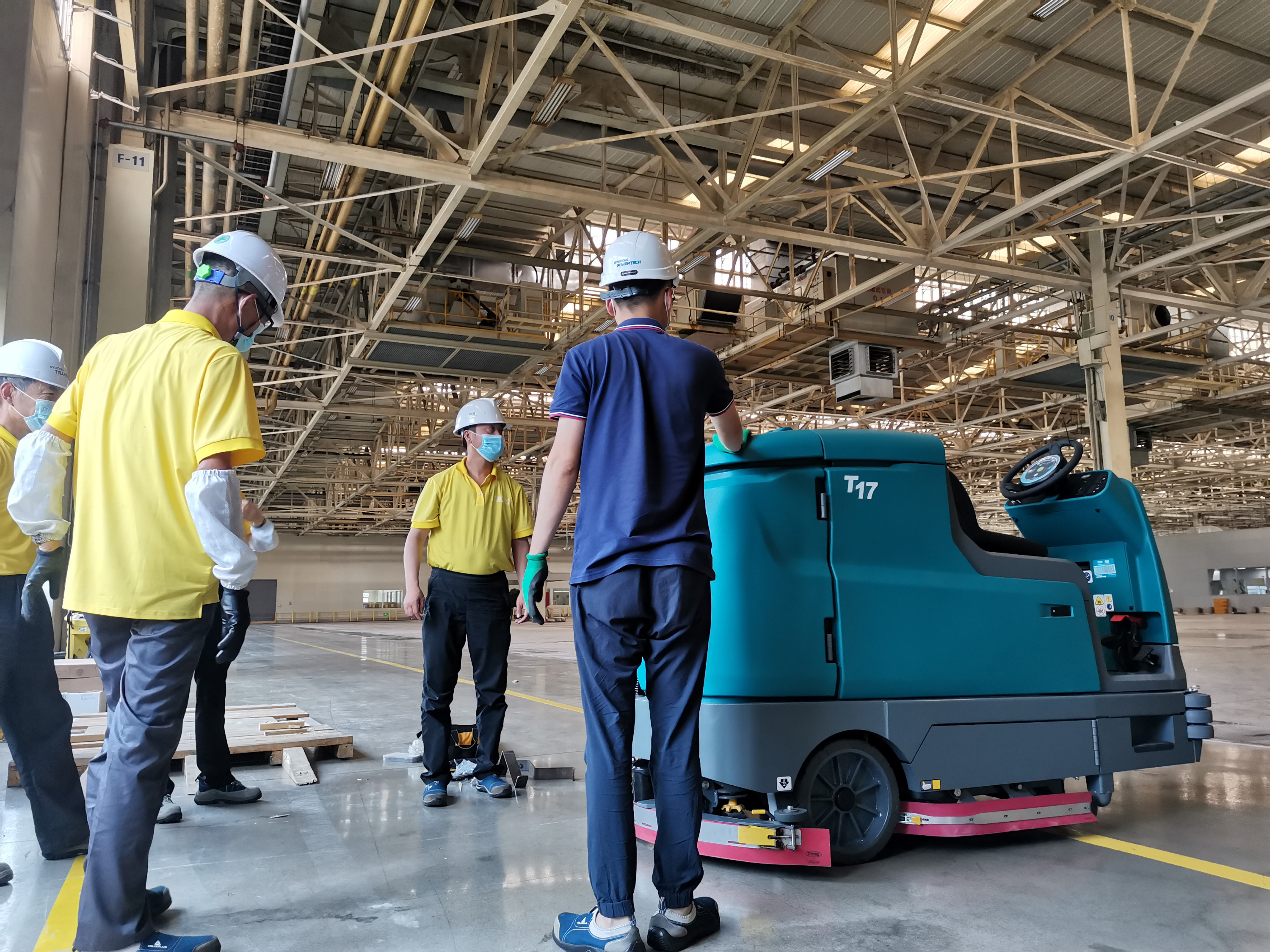 駕駛式洗地機(jī)使用方便嗎？